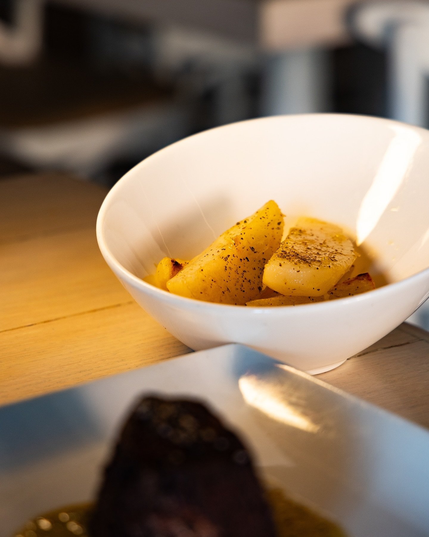 Potatoes, but make them Greek. 🇬🇷 Our lemon potatoes are crispy, zesty, and honestly, perfect on their own or paired with your favorite dish. So tell us, what are you pairing these with? 
#NOEMA&nbsp;#Huntington&nbsp;#LongIsland